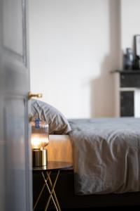 een lamp op een tafel naast een bed bij Brasserie Sint Pieter in Rekem
