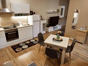 A kitchen or kitchenette at FAND Center Apartman