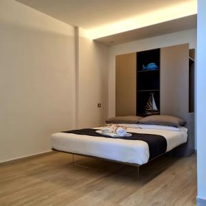 een slaapkamer met een bed met een zwart-witte deken bij Brezza Marina in Porto Recanati