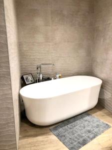 een badkamer met een wit bad bij Maison de 3 chambres avec jardin clos et wifi a Meursault in Meursault