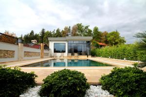 Bazén v ubytování Villa Meva 3 Bedroom Private Pool and Garden Fethiye nebo v jeho okolí