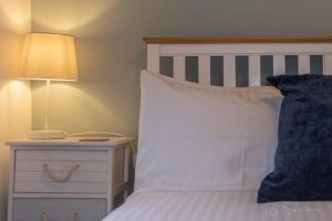 Ένα ή περισσότερα κρεβάτια σε δωμάτιο στο The Beachut by Pureserviced