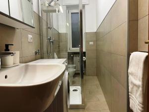 ein Bad mit einem Waschbecken und einem WC in der Unterkunft Apartment Station Sesto - Affitti Brevi Italia in Sesto San Giovanni