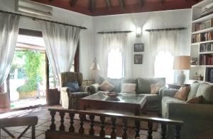 a living room with a couch and a coffee table at Chalet rural en La Mancha con jardin y piscina privados in Tomelloso