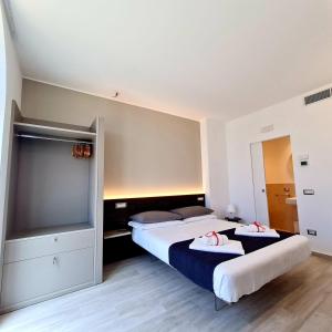 two beds in a hotel room with two bedsvisor at Brezza Marina in Porto Recanati