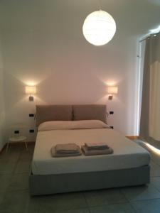 1 dormitorio con 1 cama con 2 toallas en Villa Bungaville a Olbia, en Olbia