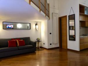 - un salon avec un canapé et une télévision murale dans l'établissement Apartment Welcome Home, à Naples