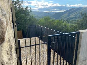 - Balcón con puerta y vistas a las montañas en Gîtes Aubergine et Poivron en Toulaud