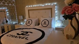 una camera da letto con un letto con segni di chanel di EL APARTAMENTO DE AMY CON VISTAS AL MAR a Mazagón