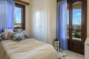 A bed or beds in a room at Vivian's Villa - Endless View