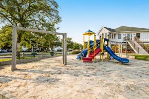 Children's play area sa Mallard Lakes - 142 Cardinal