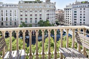 balcón con barandilla blanca y edificios en Milton House Gran Via, en Barcelona