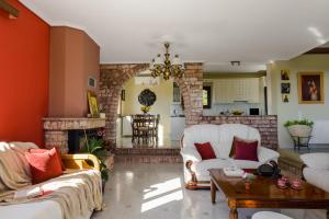 A seating area at Vivian's Villa - Endless View