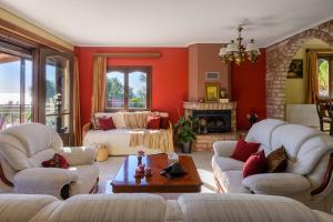 A seating area at Vivian's Villa - Endless View