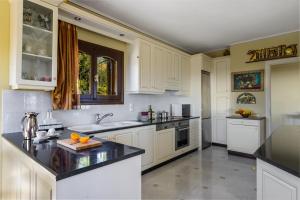 A kitchen or kitchenette at Vivian's Villa - Endless View