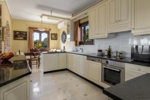 A kitchen or kitchenette at Vivian's Villa - Endless View