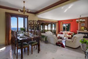 A seating area at Vivian's Villa - Endless View