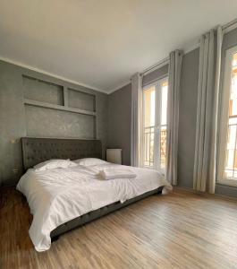 a bedroom with a large bed with white sheets at Baltic Park Apartament in Świnoujście