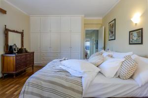 A bed or beds in a room at Vivian's Villa - Endless View