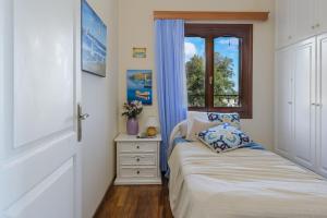 A bed or beds in a room at Vivian's Villa - Endless View