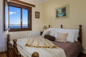 A bed or beds in a room at Vivian's Villa - Endless View