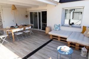A seating area at Zefiro Home Pesaro Zona Mare e San Bartolo by Yohome