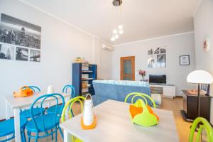 a living room with a table and chairs at B&B DREAM in Francavilla al Mare