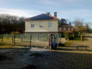 ein Haus mit einer Solaranlage auf dem Dach in der Unterkunft La maison écologique in Batilly