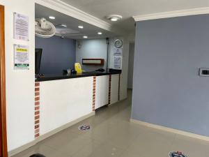 a lobby with a counter in a room at Hotel Aeromar Central in Santa Marta