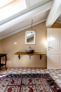 bagno con lavandino e specchio a parete di Casa Novella a Novello