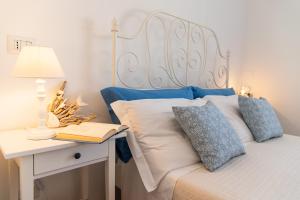 A bed or beds in a room at Zefiro Home Pesaro Zona Mare e San Bartolo by Yohome