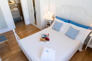 A bed or beds in a room at Zefiro Home Pesaro Zona Mare e San Bartolo by Yohome