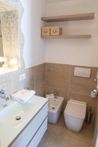 A bathroom at Zefiro Home Pesaro Zona Mare e San Bartolo by Yohome