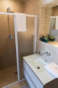 A bathroom at Zefiro Home Pesaro Zona Mare e San Bartolo by Yohome