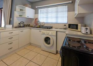 Η κουζίνα ή μικρή κουζίνα στο Lyndo's Cove, Close to the WATERFRONT, Nautilus Cove security complex