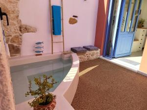 Bazén v ubytování Mouse House with Sea View and Mini Pool nebo v jeho okolí