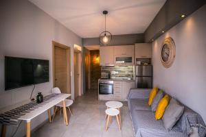 a small living room with a couch and a keyboard at The Old Market House in Tríkala
