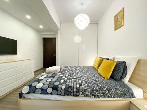 um quarto com uma cama grande e uma televisão em VR2 Central Apartment em Bucareste