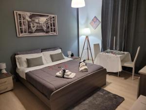 um quarto com uma cama grande e uma mesa em Dante091 em Palermo