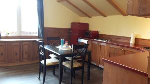 une cuisine avec une table et des chaises dans l'établissement Tschurtschenthaler Rentals, à Golden