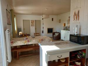 um quarto com uma cama e uma mesa num quarto em le lansquenet em Rorbach-lès-Dieuze
