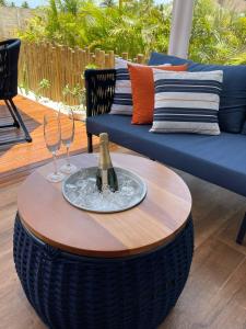 帕蘇-迪卡馬拉日比的住宿－Casa Maldivas em São Miguel dos Milagres，一张桌子,上面放着一瓶香槟和两杯酒杯