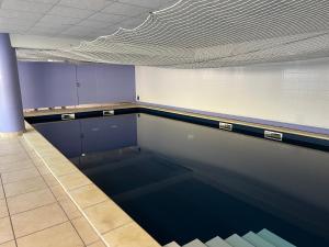 an empty swimming pool in a gymnasium at appartement 3 min a pied du centre d'Uzès parking piscine in Uzès