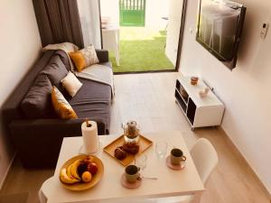 salon z kanapą i stołem w obiekcie Relax & enjoy Cumana II Puerto Rico w mieście Puerto Rico de Gran Canaria