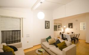 a living room with a couch and a table at Casa en Villa Carlos Paz con Pileta , Quincho y Jardín a Pasos del Centro in Villa Carlos Paz