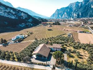 einen Luftblick auf einen Bauernhof mit Bergen im Hintergrund in der Unterkunft O_live Agriresort in Arco