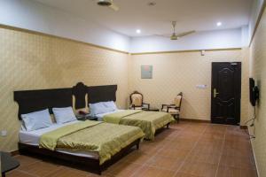 Un pat sau paturi într-o cameră la Hotel Sehwan Divine