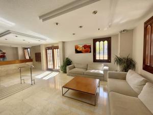 salon z kanapą i stołem w obiekcie TORRE VALENCIA APARTMENT w mieście Benidorm