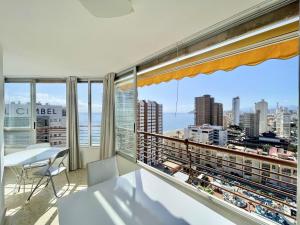balkon z widokiem na miasto w obiekcie TORRE VALENCIA APARTMENT w mieście Benidorm