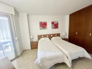 Łóżko lub łóżka w pokoju w obiekcie TORRE VALENCIA APARTMENT
